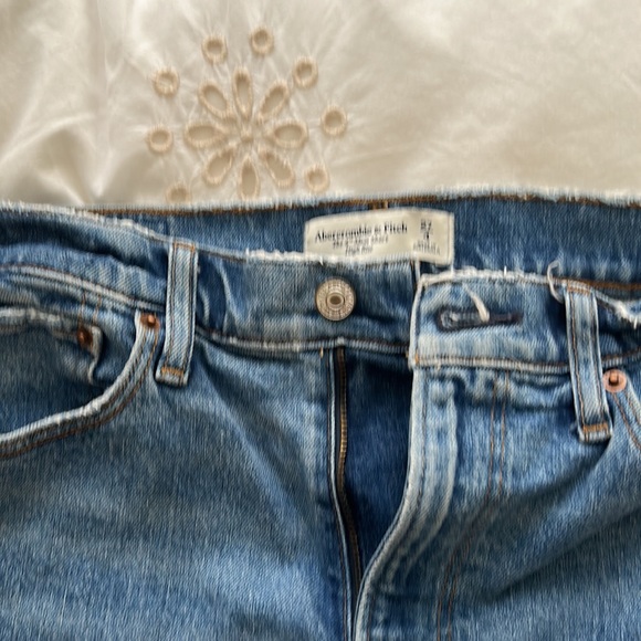 Abercrombie & Fitch 4” Denim Mom Short High Rise size 27 or size 4 - Picture 2 of 3